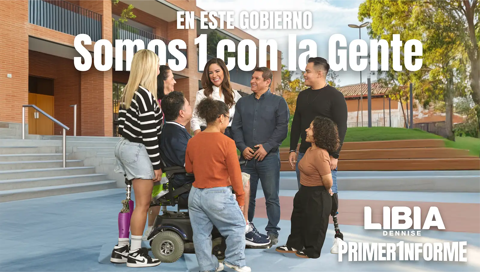 Grupo de personas diversas platicando con Libia Dennise