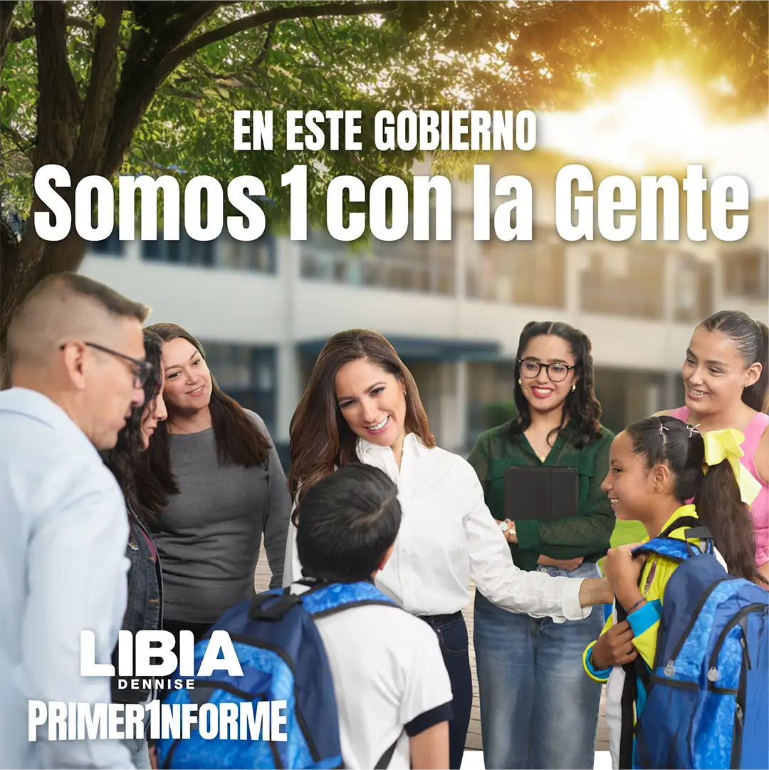 Un grupo de estudiantes de diversas edades platica con Libia