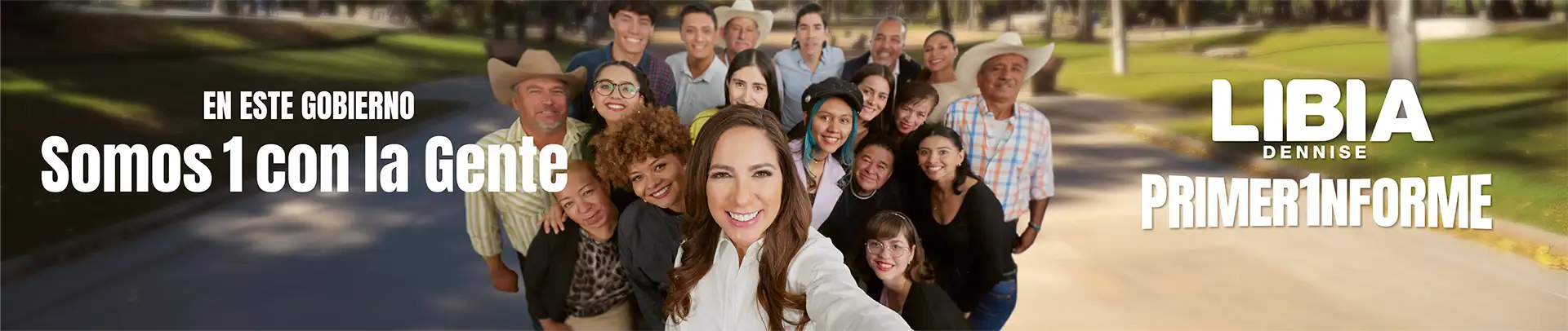 Libia y un grupo de personas Guanajuatenses tomándose una selfie